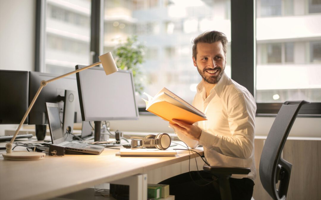 Mann der unglücklich im Job war, aber dank Tipps wieder Freude an der Arbeit empfinden kann.